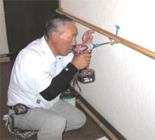 手すりを取り付ける職人