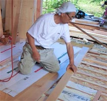 傷んだ床を修理する職人