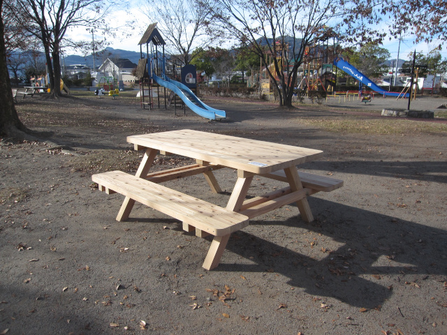 長池公園のテーブルベンチ