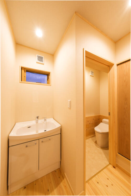 新築完成写真　上田市材木町　洗面とトイレ