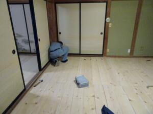 畳を敷くための和室の採寸の様子