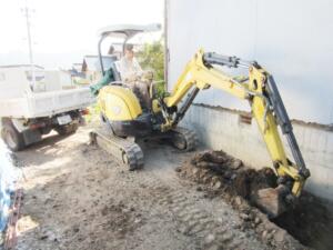 基礎の補強の写真 重機を操る職人さん