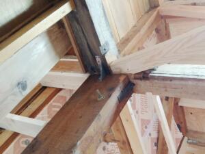 従来の材木と新しい材木を耐震金具でがっちり補強