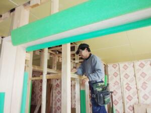 作業をする大工