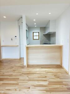 リフォーム完成後の写真 リビングからキッチンカウンターを見る