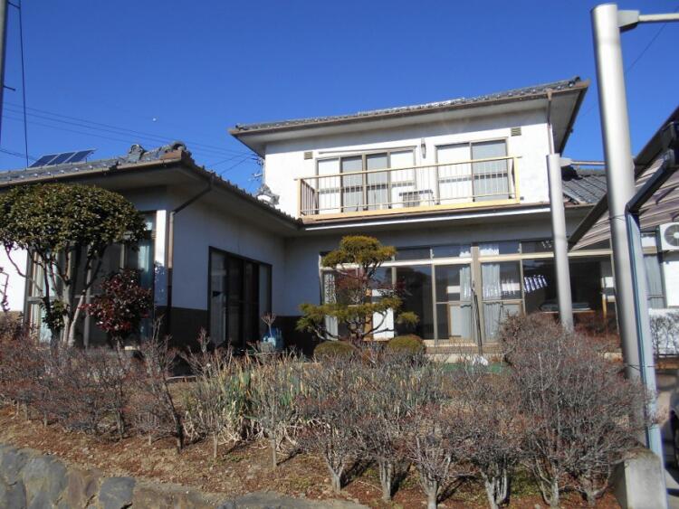 上田市浦野売り一戸建て中古住宅の南側から見た外観写真　二階建てです