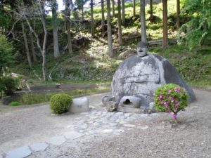 万治の石仏　遠景