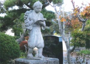 廃校の二宮金次郎像