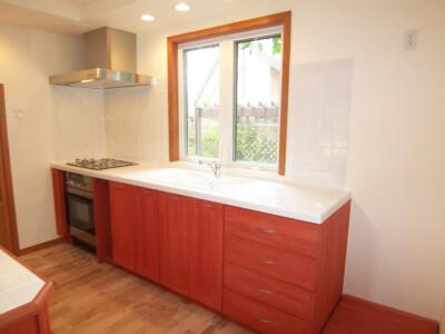 キッチンの建築施工事例　赤と白のコントラストがきれいなキッチン