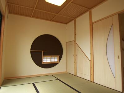 円形の飾り棚の壁がおしゃれな和室