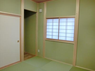 壁と畳に統一感のある色合いの和室