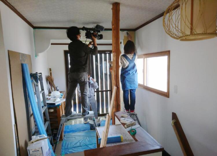 壁の漆喰塗り　長野朝日放送様の取材の様子