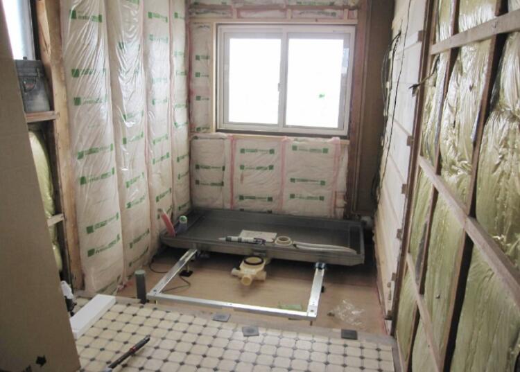 工事中のお風呂の写真　壁に断熱材をすき間なく施工することでヒートショック対策に